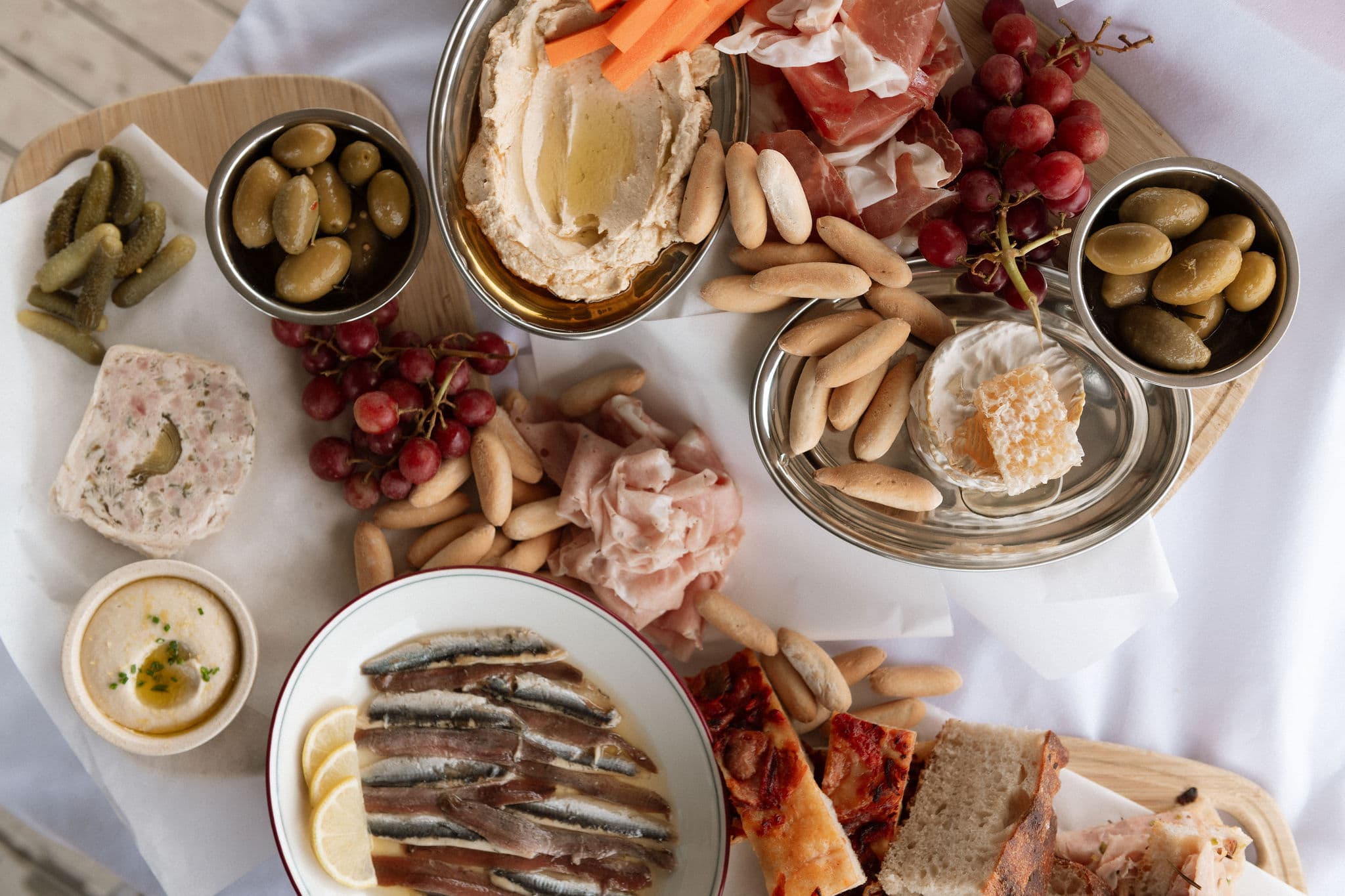 Crudo grazing platter